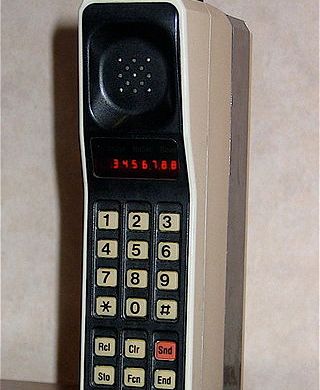 Motorola Dynatac Phone from the 1980s image courtesy Redrum0486 CC BY-SA 3.0 (Wikimedia Commons)